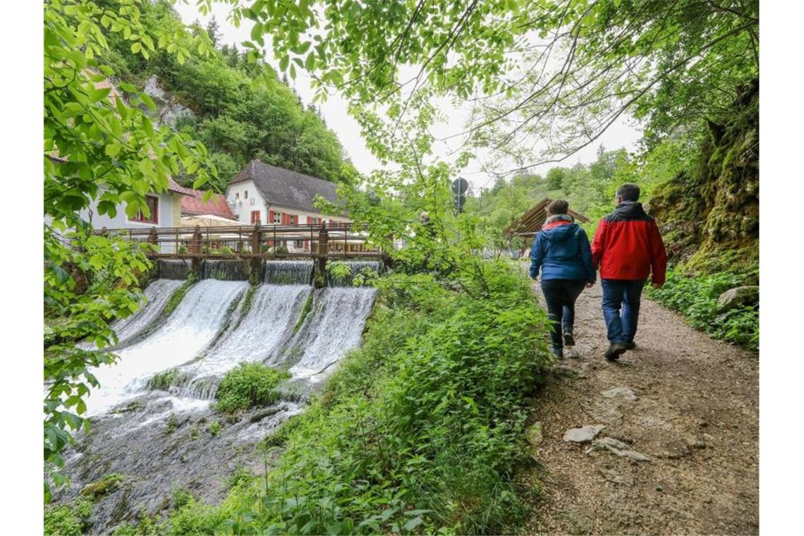 Wintersaison war fast Totalausfall in Baden-Württemberg Ein Paar wandert zwischen Zwiefalten und der Wimsener Höhle auf der Schwäbischen Alb. Foto: Thomas Warnack/dpa/Archivbild