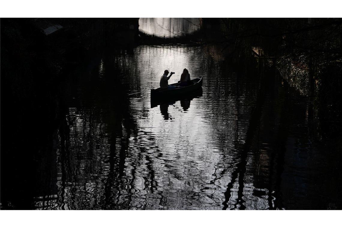 Ein Pärchen fotografiert sich mit einem Smartphone in einem Kanu während der Fahrt auf dem Uhlenhorster Kanal.