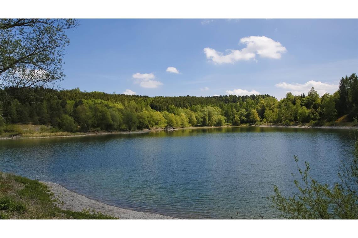Ein Pärchen hat in einem Baggersee in Offenburg für einen Polizeieinsatz gesorgt. Mehrere Badegäste fühlten sich durch ihr öffentliches Liebesspiel gestört (Symbolfoto).