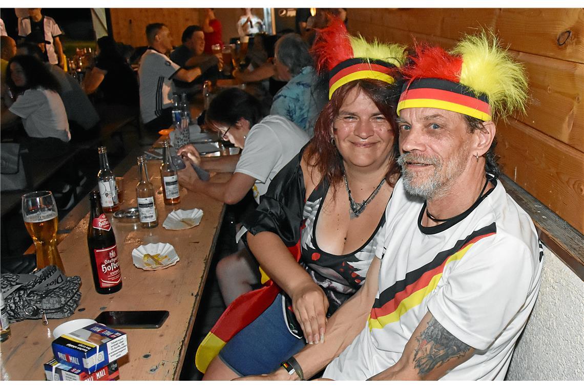 Ein Pärchen hat sich mit den deutschen Farben geschmückt und fiebert in Sulzbach...