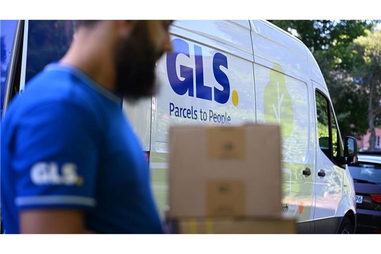 Ein Paketbote von GLS bei der Arbeit.