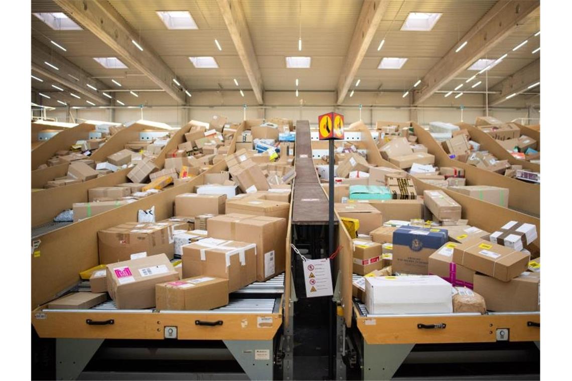 Trotz Corona: Deutsche Post steigert Umsatz und Gewinn Ein Paketzentrum von Deutscher Post und DHL. Foto: Tom Weller/dpa