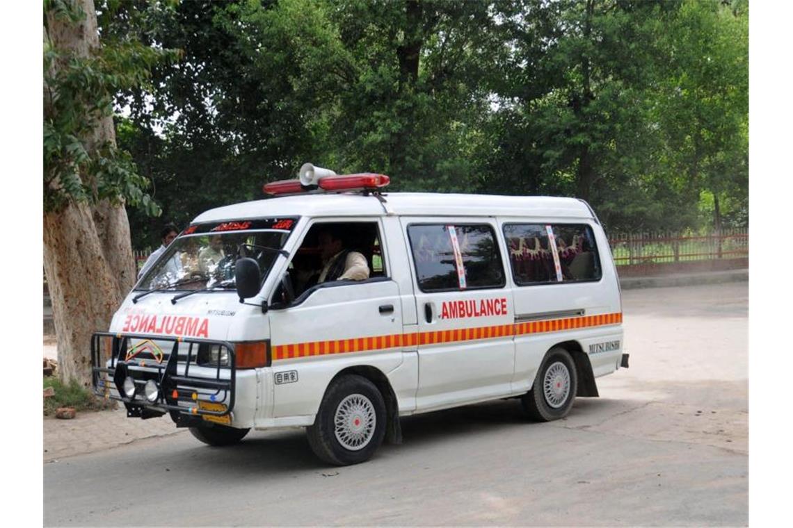 Mindestens 28 Tote bei Busunfall in Pakistan Ein pakistanischer Rettungswagen auf dem Weg zu einem Unfallort. In dem südasiatischen Land kommen jährlich mindestens 5000 Menschen bei Verkehrsunfällen ums Leben. Foto: Faisal Kareem/EPA/dpa/Symbolbild