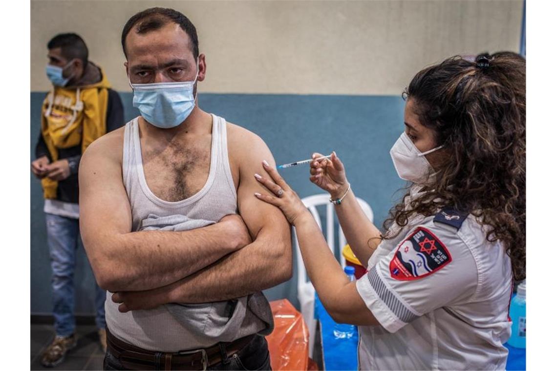 Israel: Politikerin erhält Polizeischutz nach Morddrohung Ein Palästinenser, der in den Palästinensichen Autonomiegebieten lebt, aber täglich nach Israel zum Arbeiten kommt, wird in Meitar, im Süden von Israel, gegen Covid-19 geimpft. Foto: Ilia Yefimovich/dpa