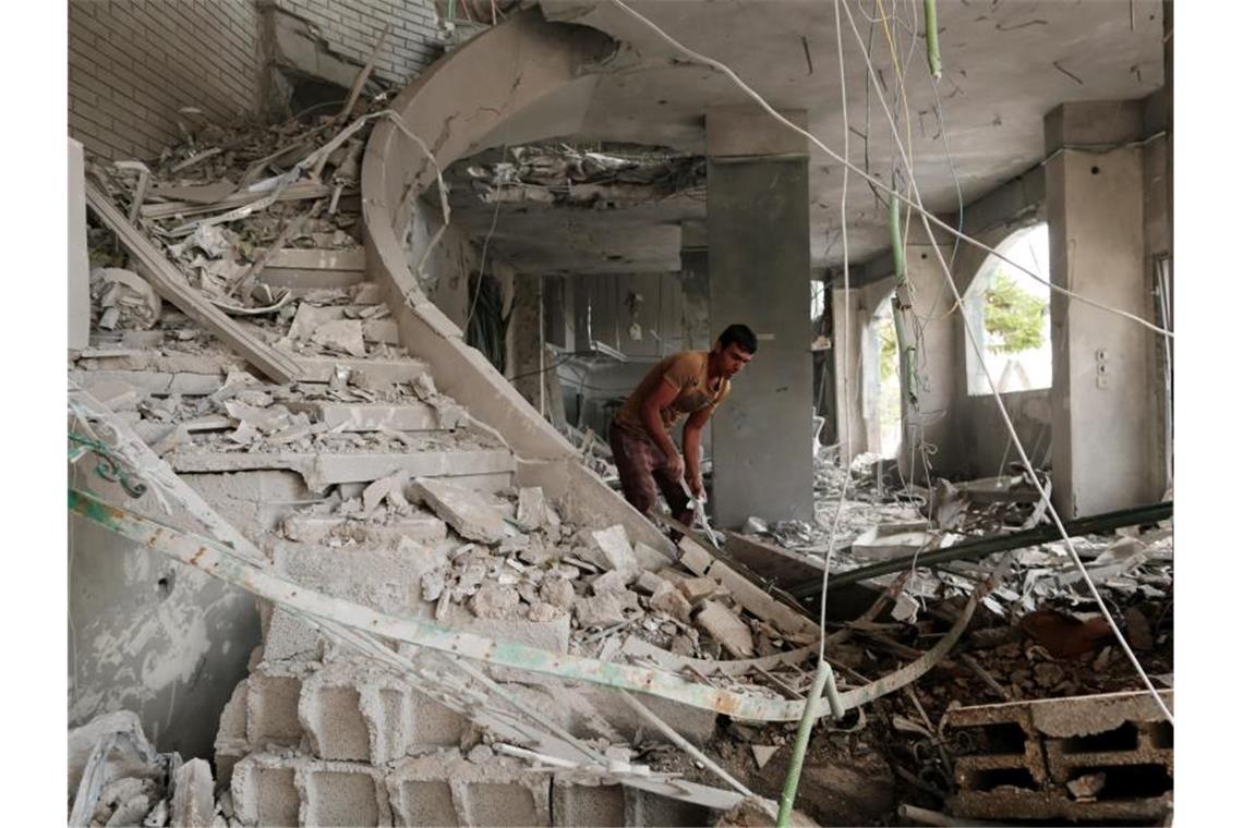 UN-Sicherheitsrat will Soforthilfe für Gaza Ein Palästinenser inspiziert durch einen israelischen Luftangriff entstandene Schäden. Foto: Yasser Qudih/APA Images via ZUMA Wire/dpa