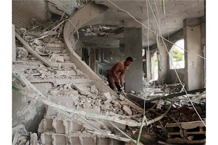 Ein Palästinenser inspiziert durch einen israelischen Luftangriff entstandene Schäden. Foto: Yasser Qudih/APA Images via ZUMA Wire/dpa