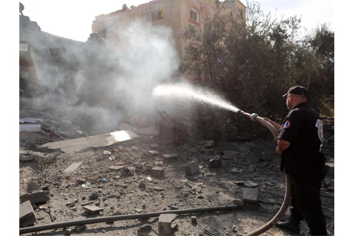Israels Armee tötet hochrangigen Militärkommandeur in Gaza Ein palästinensischer Feuerwehrmann löscht ein Feuer, das nach einem israelischen Luftangriff in der südlichen Stadt Khan Younis im Gazastreifen ausgebrochen ist. Foto: Yasser Qudih/XinHua/dpa