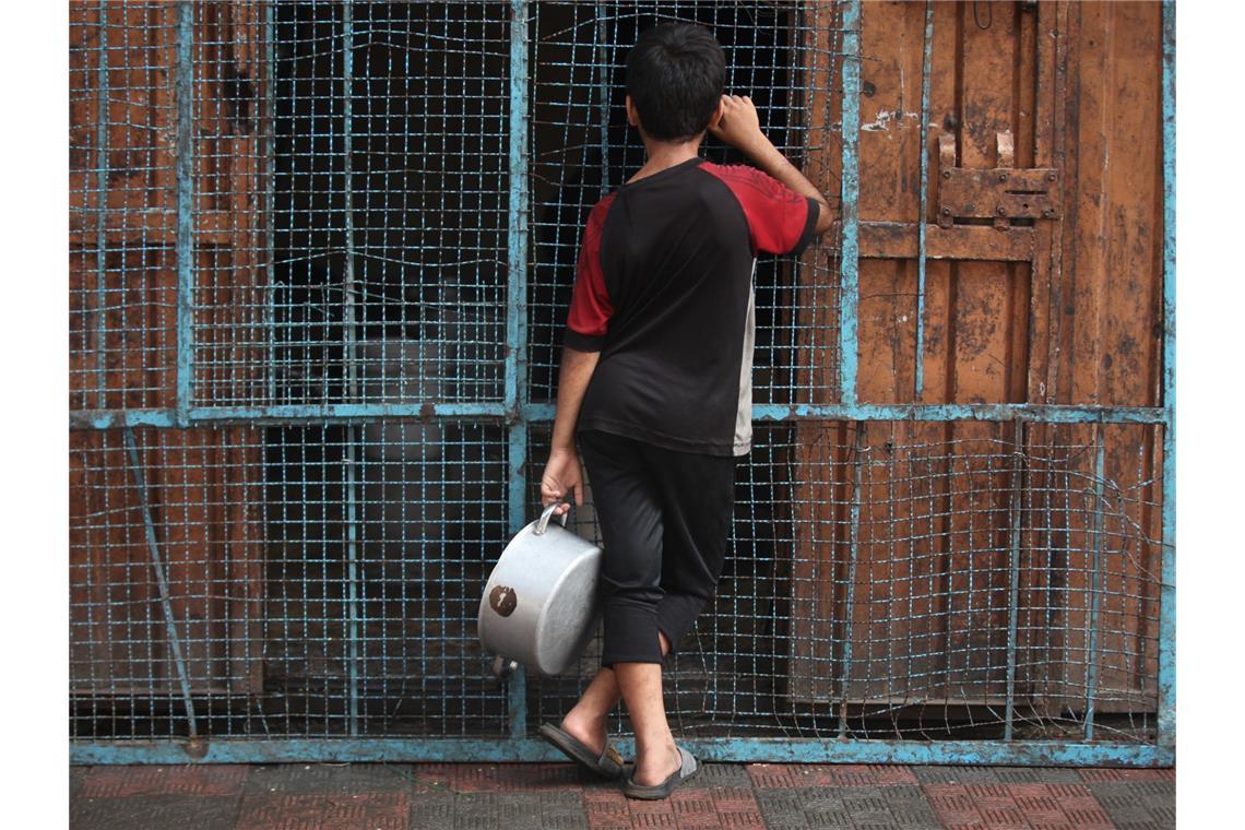 Ein palästinensischer Junge wartet auf Lebensmittel aus einer Wohltätigkeitsküche. Die humanitäre Lage im Gazastreifen gilt als katastrophal.