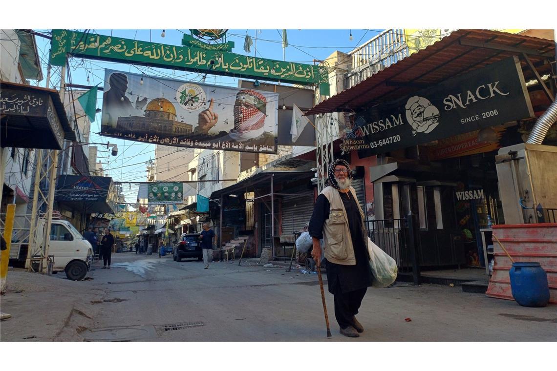 Ein palästinensischer Mann geht auf einer Straße in der Nähe des Ortes, an dem ein israelischer Angriff am Abend des 18. November das palästinensische Flüchtlingslager Ain al-Hilwah traf.