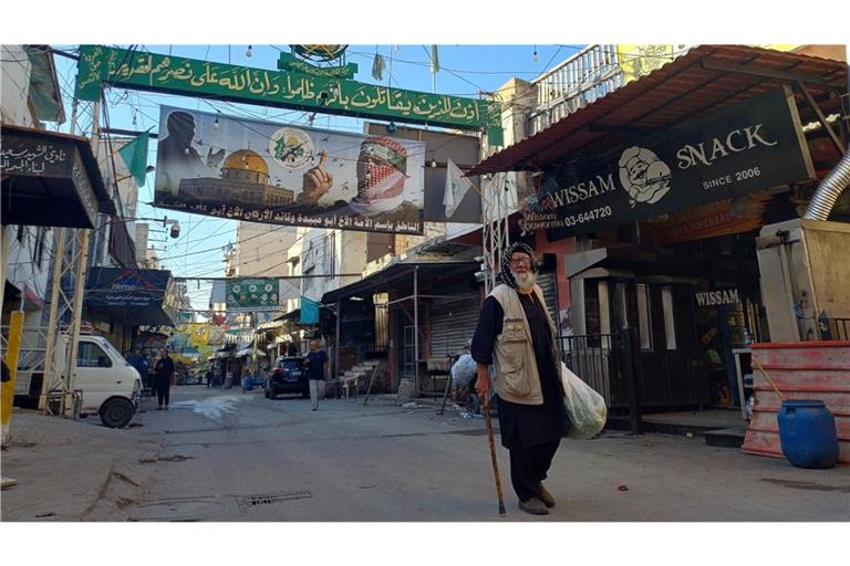 Ein palästinensischer Mann geht auf einer Straße in der Nähe des Ortes, an dem ein israelischer Angriff am Abend des 18. November das palästinensische Flüchtlingslager Ain al-Hilwah traf.