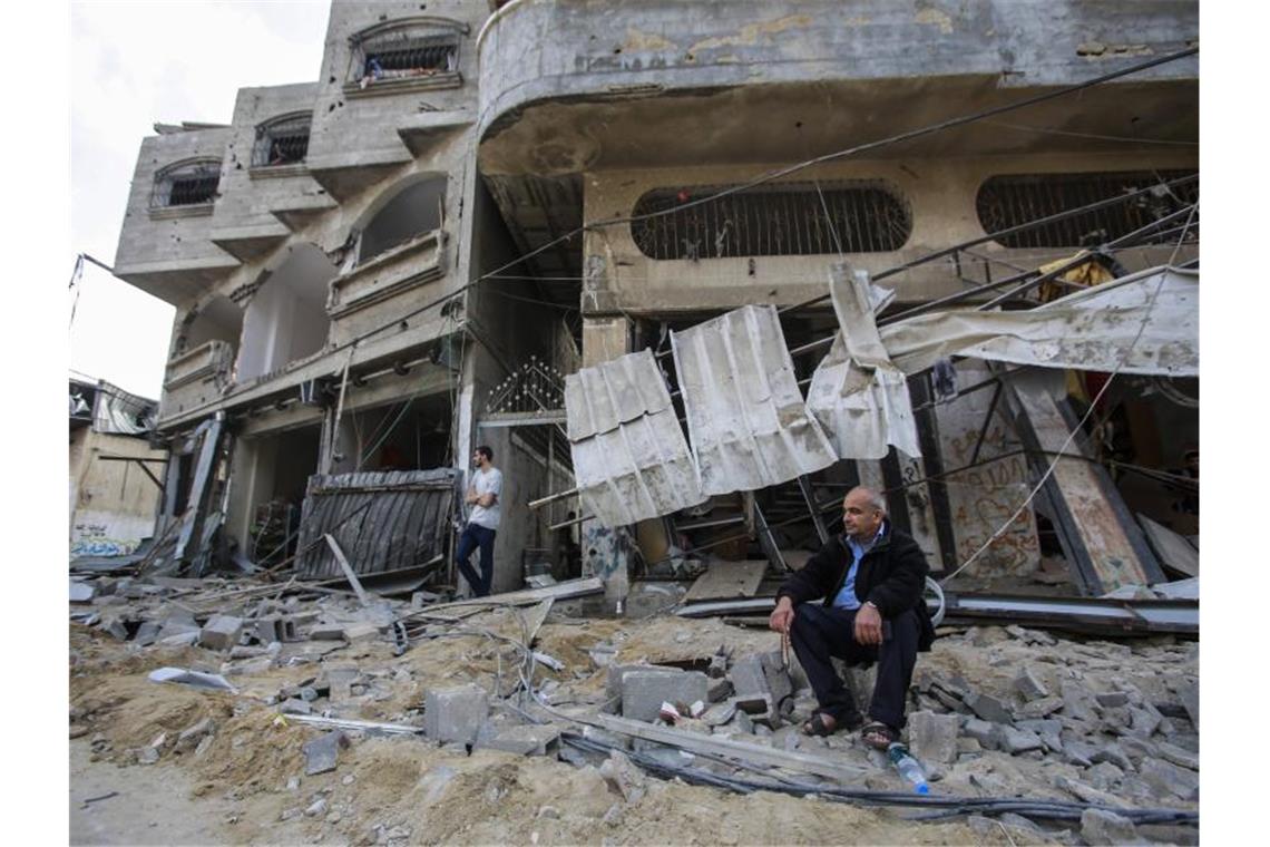 Waffenruhe in Nahost - Rufe nach umfassender Lösung Ein palästinensischer Mann sitzt vor seinem zerstörten Haus nach israelischen Luftangriffen im Flüchtlingslager Jabaliya. Foto: Ahmed Zakot/SOPA Images via ZUMA Wire/dpa