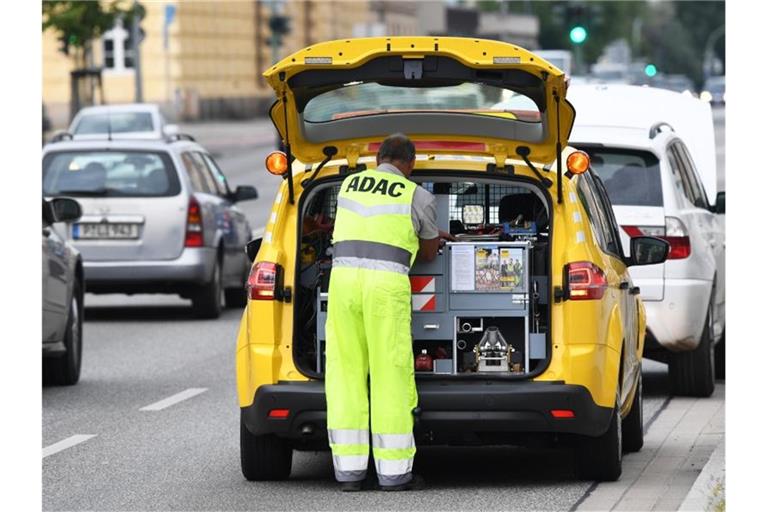Ein Pannenhilfsfahrzeug des ADAC in Potsdam. Foto: Ralf Hirschberger/dpa-Zentralbild/dpa