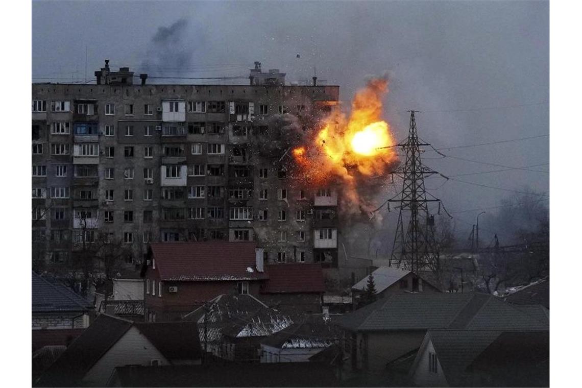 Krieg gegen die Ukraine: So ist die Lage Ein Panzer der russischen Armee hat in Mariupol auf ein Wohnhaus geschossen. Foto: Evgeniy Maloletka/AP/dpa