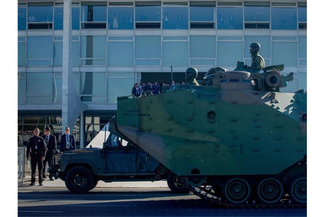 Nach Militärkonvoi: Niederlage für Bolsonaro bei Wahlreform Ein Panzer fährt während einer Militärparade vor dem Regierungspalast, wo Präsident Jair Bolsonaro (M.) steht. Foto: Myke Sena/dpa