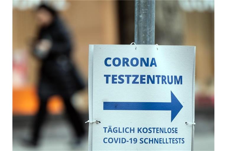 Ein Pappschild weist die Richtung zu einem Corona-Testzentrum in Düsseldorf. Foto: Federico Gambarini/dpa