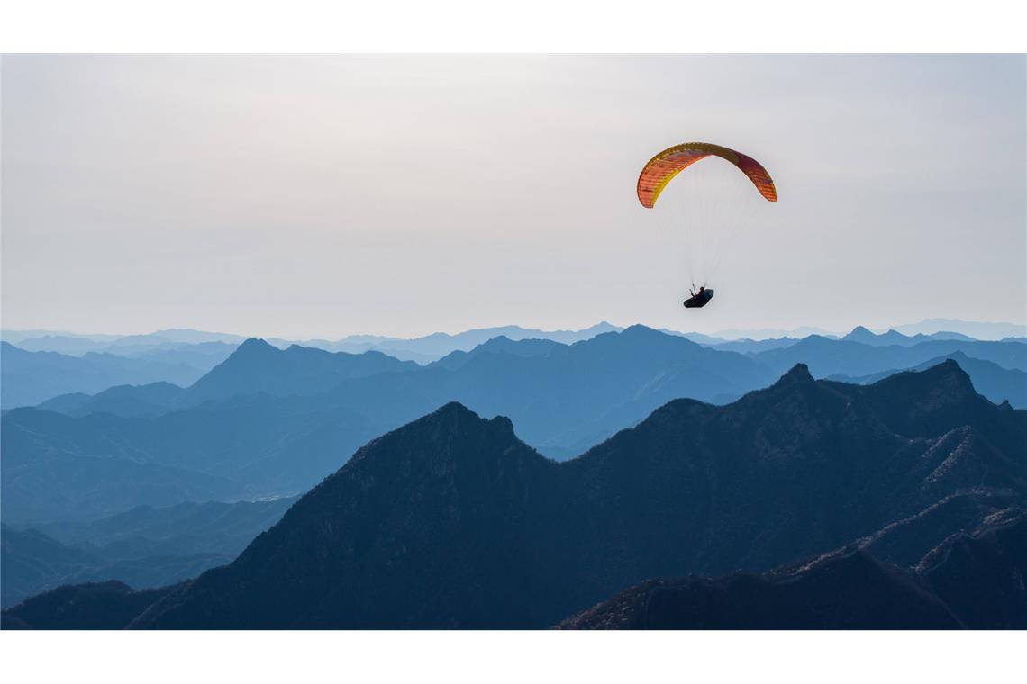 Horror-Trip: Gleitschirmflieger in China auf über 8000 Meter gesogen Ein Paragleiter fliegt über den Jiankou Great Wall in China (Symbolfoto).