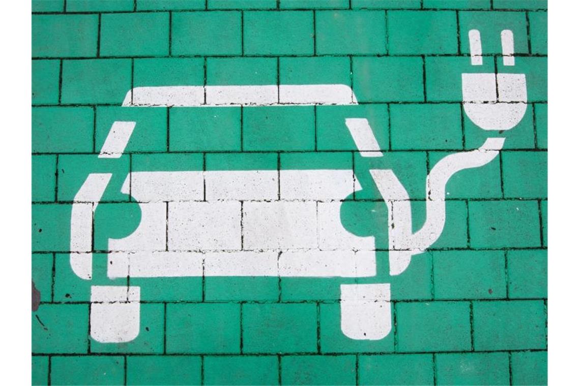 Ein Parkplatz mit einer Ladesäule für Elektroautos in der Region Hannover ist grün markiert. Foto: Julian Stratenschulte/dpa