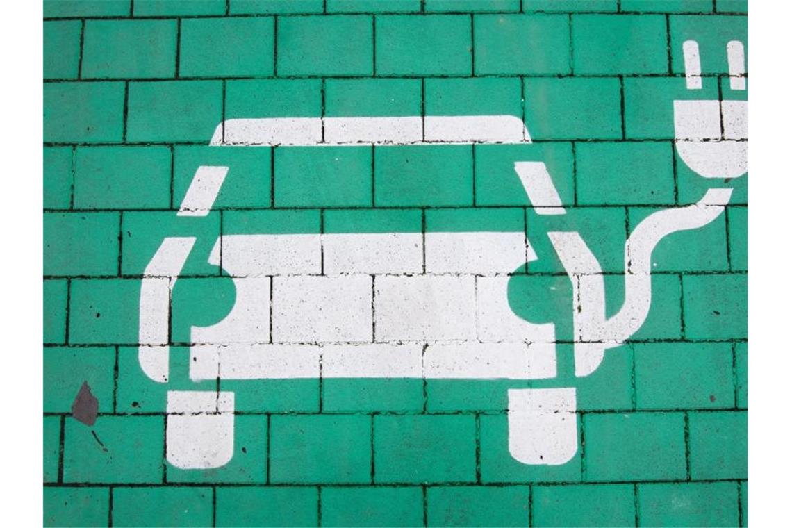 Altmaier: Eine Million E-Autos im Juli geschafft Ein Parkplatz mit einer Ladesäule für Elektroautos ist grün markiert. Foto: Julian Stratenschulte/dpa