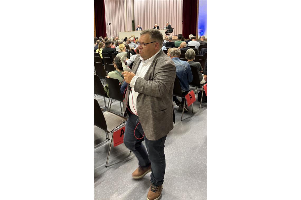 Polizei zieht positive Bilanz nach Palmer-Frohnmaier-Gespräch Ein Parteifreund eines AfD-Streamers filmt die Veranstaltung. Zwar wurde der Betreiber des szenebekannten Kanals am Eingang abgewiesen, weil er nicht akkreditiert war. Jedoch konnte er seine Kamera a den Parteifreund weitergeben, der offenbar bisher unbemerkt filmt.