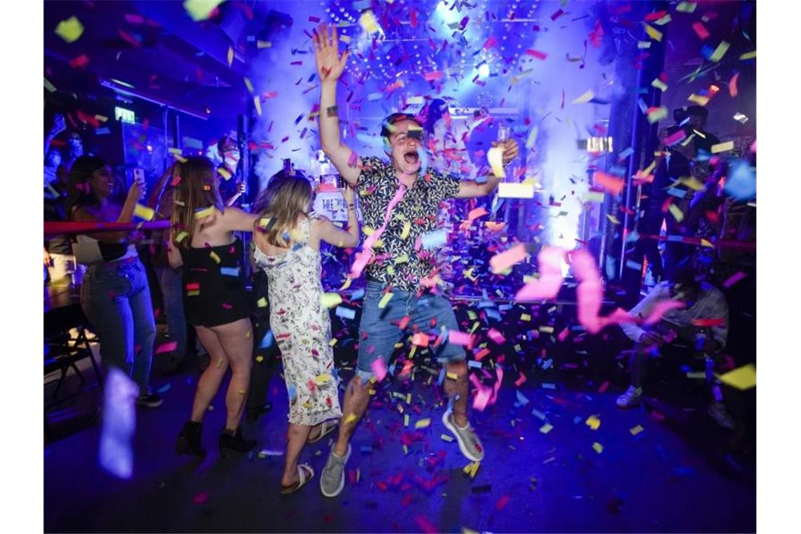 Ein Partygänger springt in einem Londoner Nachtclub kurz nach dessen Wiedereröffnung auf die Tanzfläche. Foto: Alberto Pezzali/AP/dpa