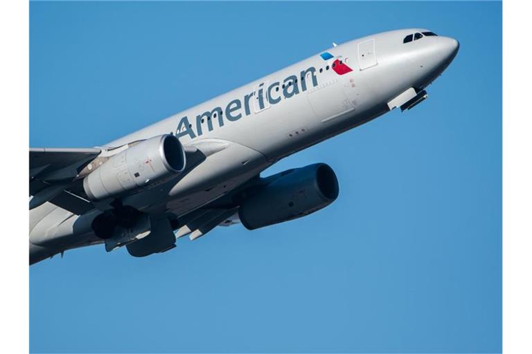 Ein Passagier soll auf einem US-Linienflug eine American Airlines-Stewardess geschlagen haben. Foto: Silas Stein/dpa