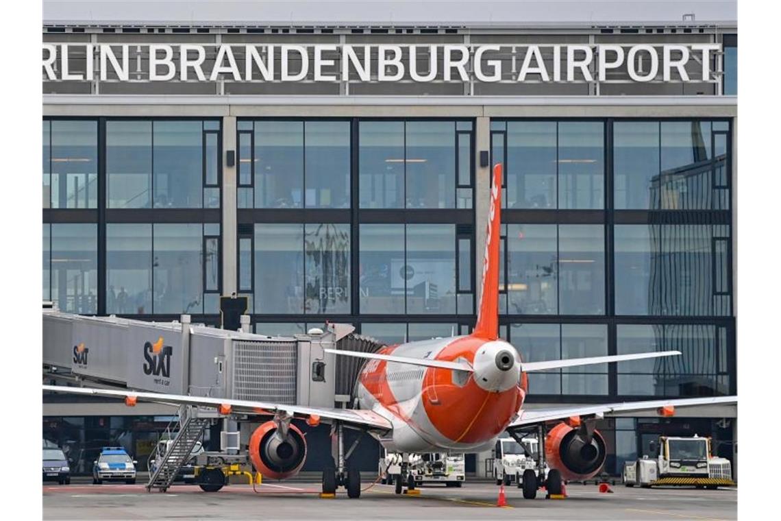 Ein Passagierflugzeug der britischen Fluggesellschaft Easyjet an einem Gate am Terminal 1 vom Hauptstadtflughafen Berlin Brandenburg „Willy Brandt“ (BER). Foto: Patrick Pleul/dpa-Zentralbild/dpa