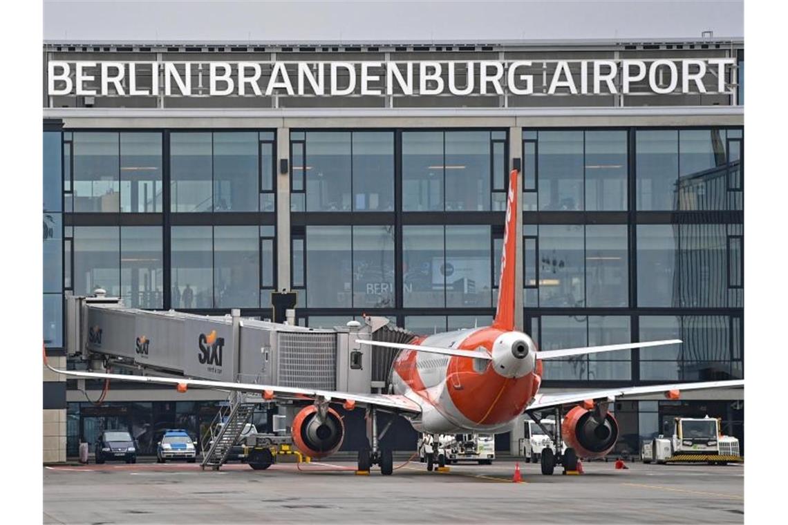 Ein Passagierflugzeug der britischen Fluggesellschaft Easyjet steht an einem Gate am Terminal 1 vom Hauptstadtflughafen Berlin Brandenburg „Willy Brandt“ (BER). Foto: Patrick Pleul/dpa-Zentralbild/dpa