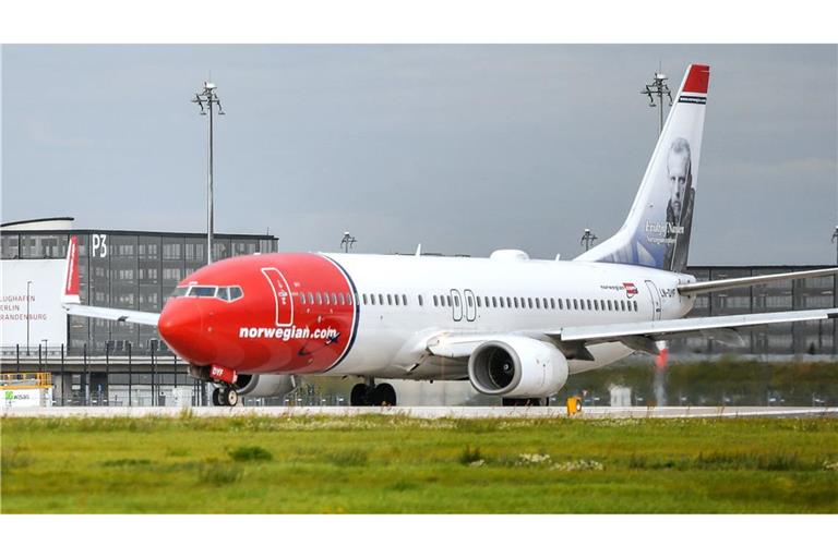 Ein Passagierflugzeug der norwegischen Fluggesellschaft Norwegian Air startet am Berlin Brandenburg Airport Willy Brandt (Archivbild).