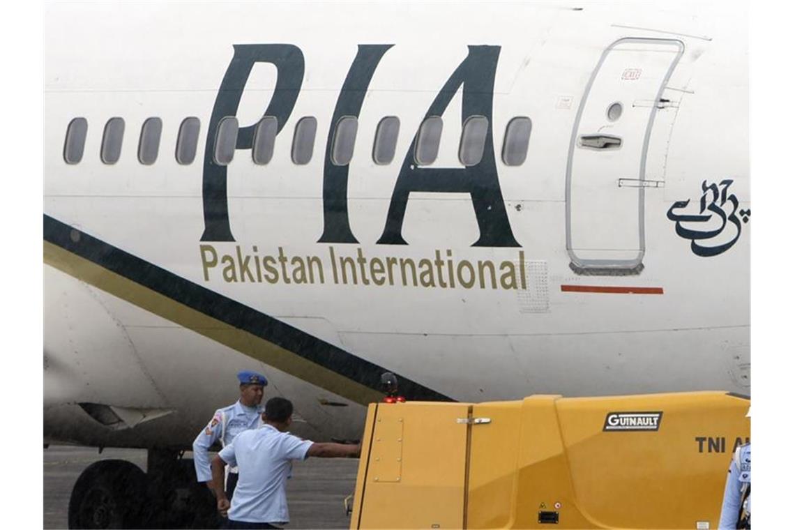 Ein Passagierflugzeug der Pakistan International Airlines PIA auf dem Rollfeld einer Militärbasis (Archiv). Foto: AP/Archiv/dpa