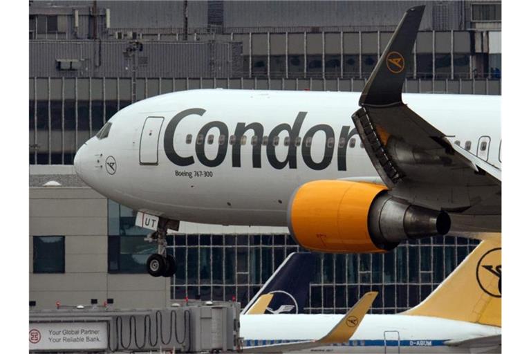 Ein Passagierflugzeug des Ferienfliegers Condor am Flughafen in Frankfurt am Main. Foto: Boris Roessler/dpa
