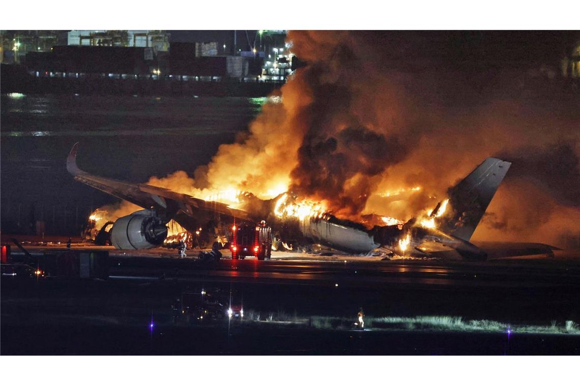 Ein Passagierflugzeug geriet nach der Landung auf dem Tokioter Flughafen Haneda bei der Kollision in Brand.