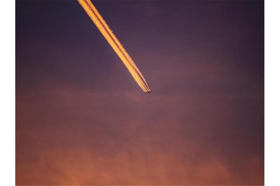 Für laute Flugzeuge wird Starten und Landen in Zürich teurer Ein Passagierflugzeug hinterlässt am Himmel einen Kondensstreifen. Foto: Andreas Arnold/Archivbild