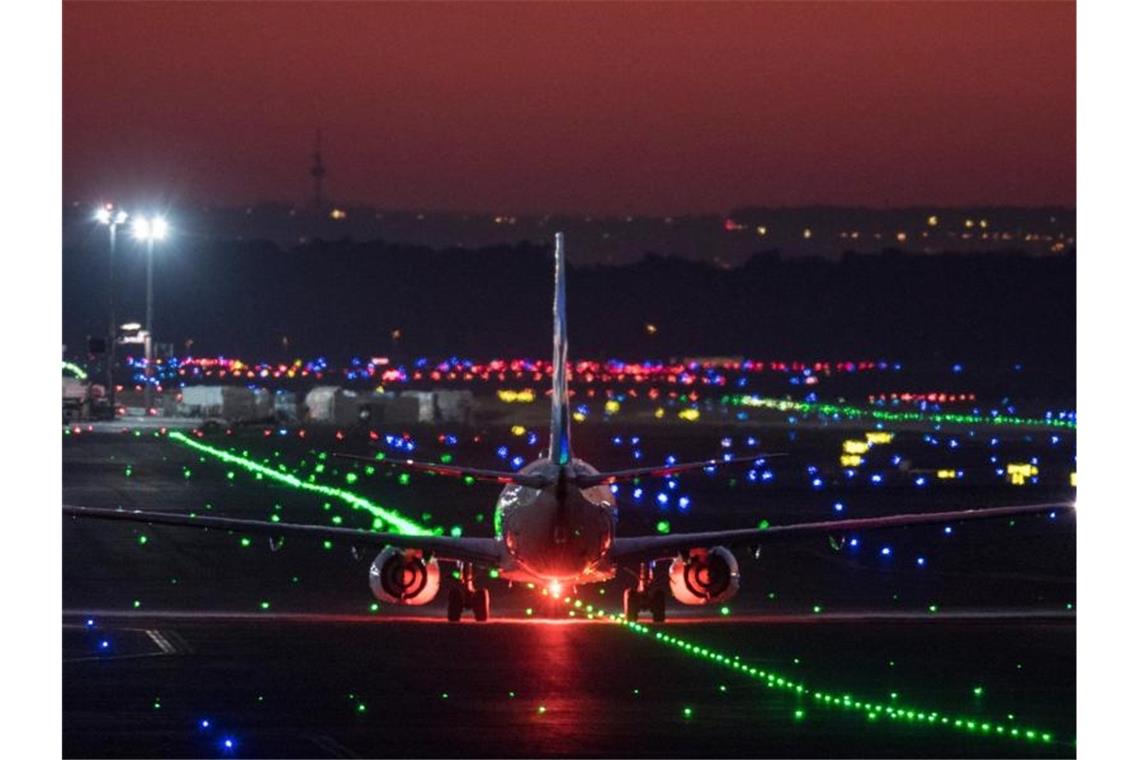Frankfurt: Flugzeuge auf Rollfeld des Flughafens kollidiert Ein Passagierflugzeug rollt im letzten Licht der untergehenden Sonne über die Rollbahn des Frankfurter Flughafens. Foto: Boris Roessler/dpa/Illustration