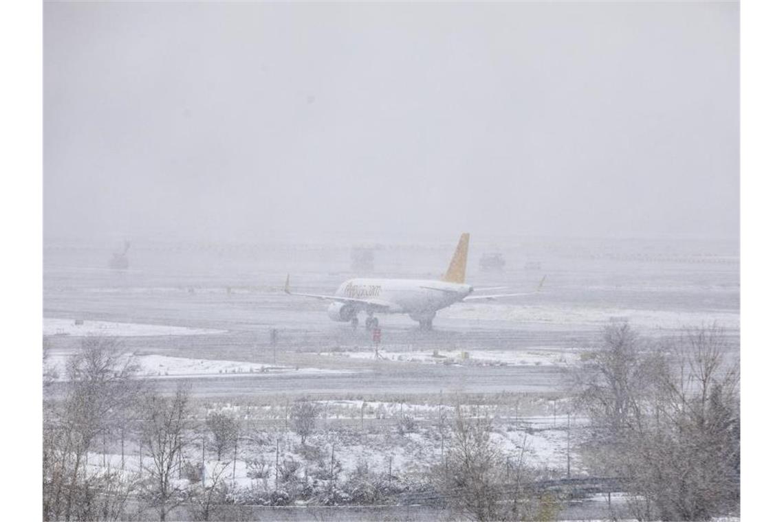 Ein Passagierflugzeug steht bei dichtem Schneefall auf dem Flughafen Madrid-Barajas. Foto: Jesus Hellin/Europa Press/AP/dpa