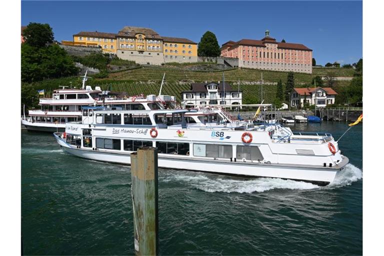 Ein Passagierschiff fährt in im Hafen von Meersburg am Bodensee ein.-. Foto: Felix Kästle/dpa/Archivbild