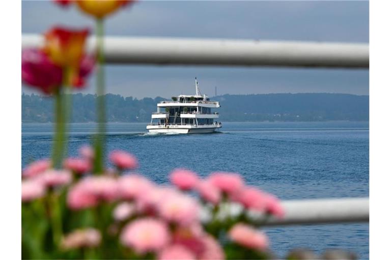 Ein Passagierschiff fährt Richtung Insel Mainau. Foto: Felix Kästle/dpa