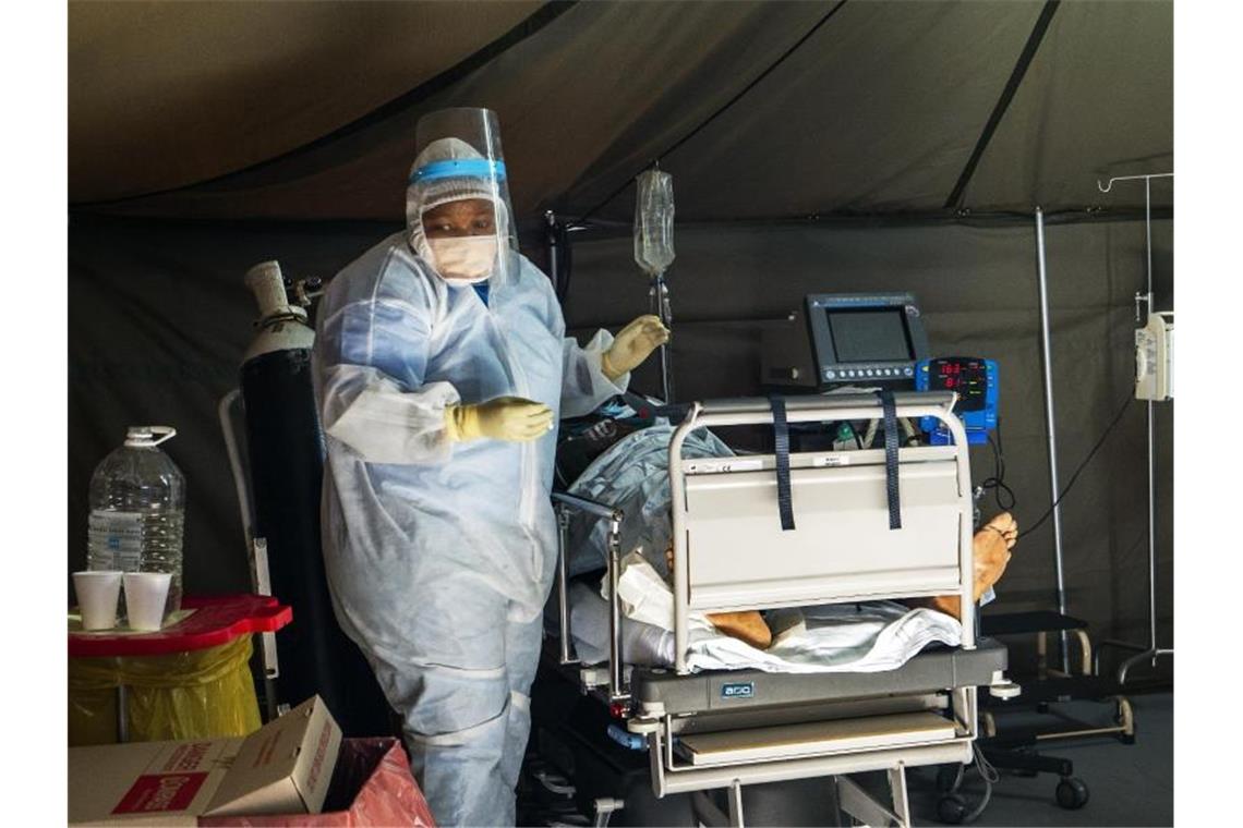 Ein Patient, der sich mit dem Coronavirus infiziert hat, wird im Tshwane District Hospital in Pretoria mit Sauerstoff behandelt. Foto: Jerome Delay/AP/dpa