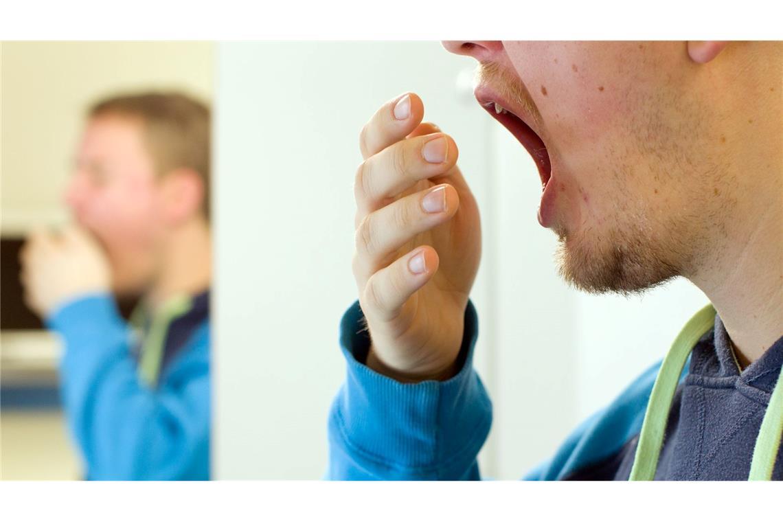 Ein Patient gähnt im Schlaflabor des Universitätsklinikums Münster. (Archivbild)