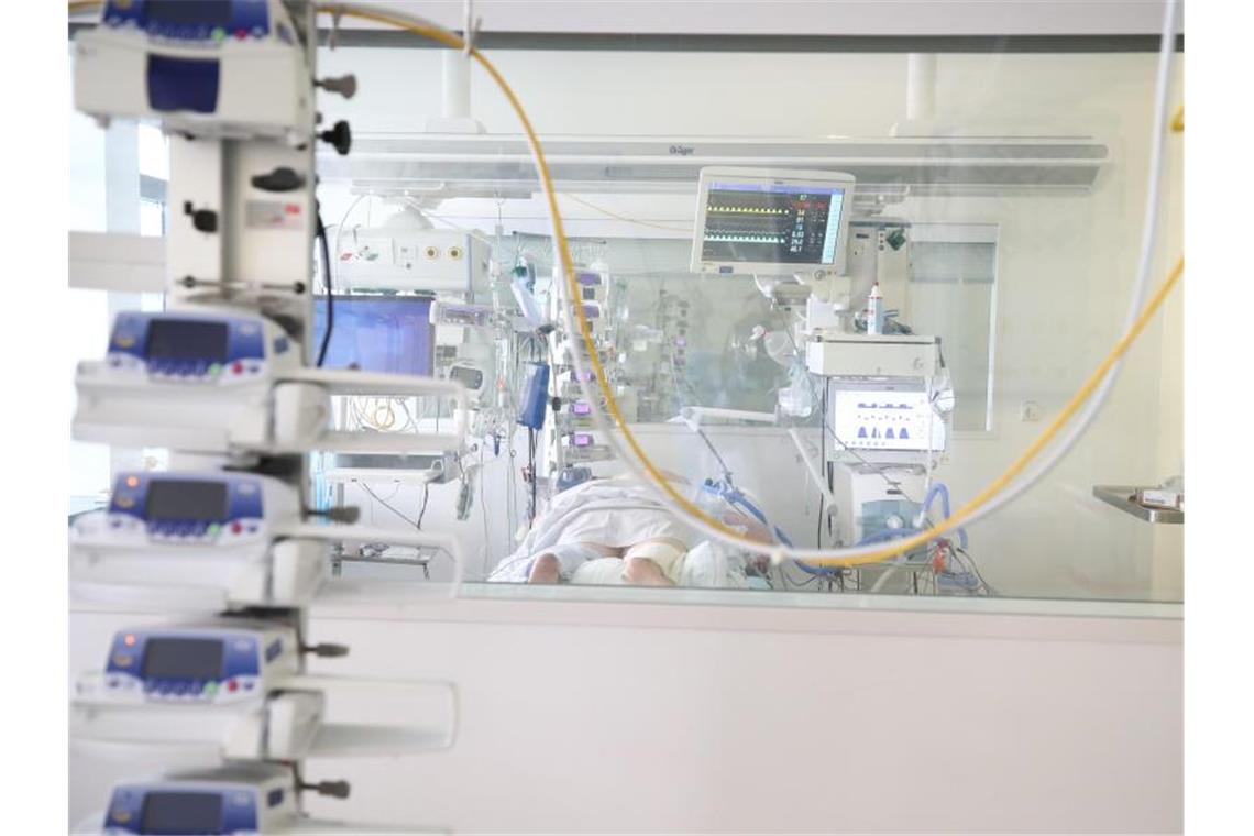 Corona außer Kontrolle - Wissenschaftler-Appell an Politik Ein Patient im Krankenzimmer einer Covid-19-Intensivstation in Thüringen. Foto: Bodo Schackow/dpa-zentralbild/dpa