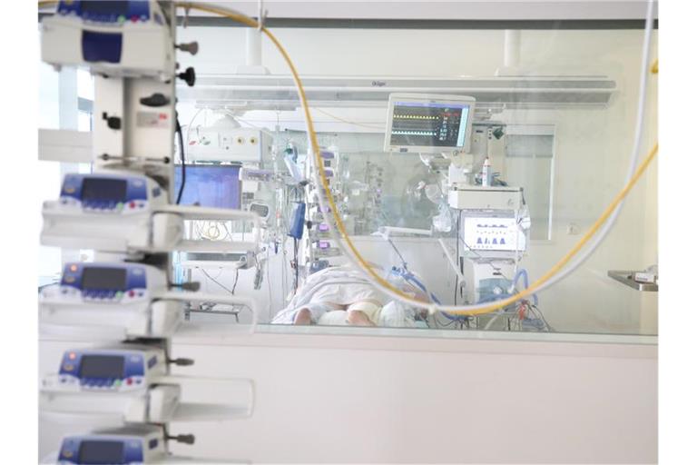 Ein Patient im Krankenzimmer einer Covid-19-Intensivstation in Thüringen. Foto: Bodo Schackow/dpa-zentralbild/dpa