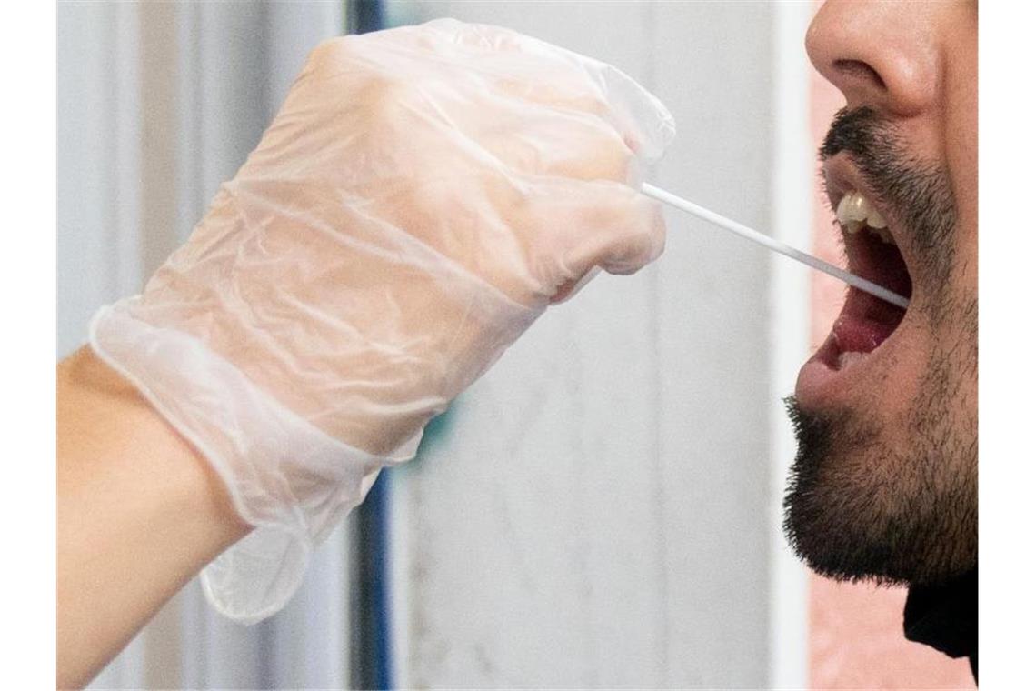 Immer mehr Corona-Hotspots - Söder für einheitliches Bußgeld Ein Patient in Berlin lässt vor einer Arztpraxis einen Abstrich für einen PCR Corona-Test machen. Foto: Kay Nietfeld/dpa