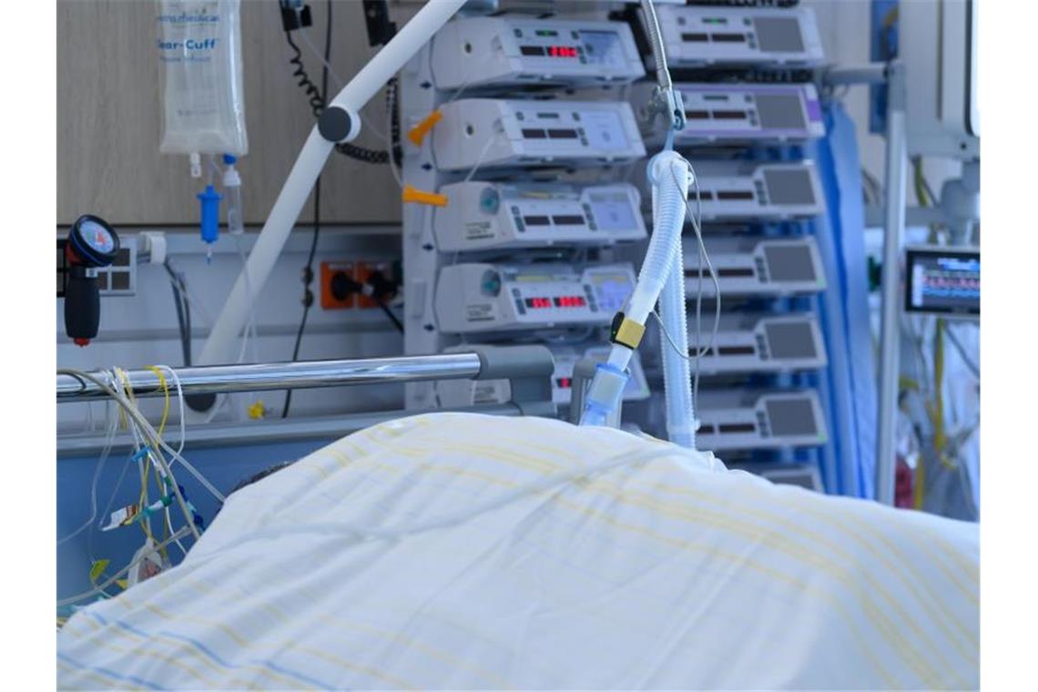 Ein Patient ist in der Corona-Intensivstation des Universitätsklinikums Dresden an ein Beatmungsgerät angeschlossen. Foto: Robert Michael/dpa-Zentralbild/dpa