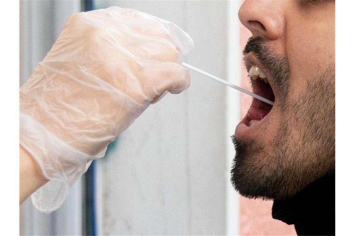 Fast 2950 Corona-Neuinfektionen in Baden-Württemberg Ein Patient lässt vor einer Arztpraxis einen Abstrich machen. Foto: Kay Nietfeld/dpa/Symbolbild