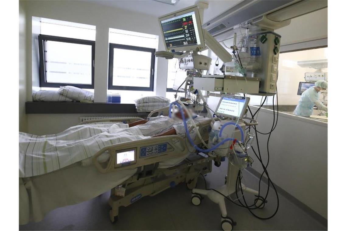 Ein Patient liegt auf einem Krankenbett auf der Covid 19 Intensivstation eines Krankenhauses. Foto: Bodo Schackow/dpa-zentralbild/dpa