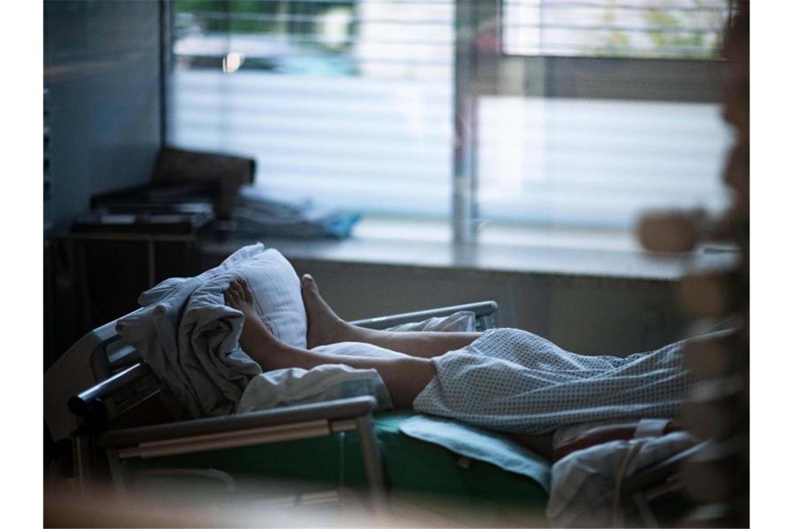 Ein Patient liegt auf einer Intensivstation auf seinem Zimmer. Foto: Fabian Strauch/dpa/Symbolbild