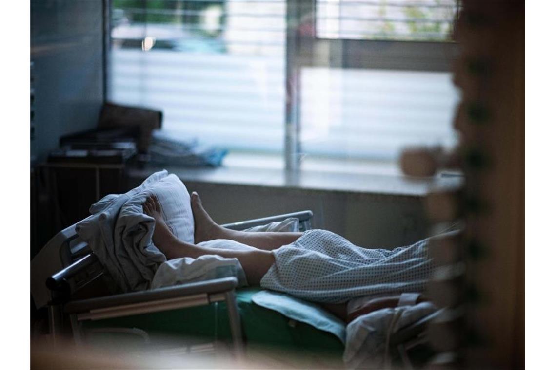 Ein Patient liegt auf einer Intensivstation in einem Zimmer. Foto: Fabian Strauch/dpa/Symbolbild