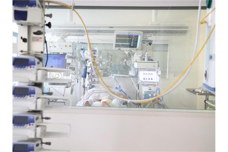 Ein Patient liegt in einem Krankenzimmer auf der Covid-19 Intensivstation in Gera. Deutschland stehen nach Überzeugung von Politikern und Ärztevertretern äußerst harte Wochen in der Corona-Pandemie bevor. Foto: Bodo Schackow/dpa-zentralbild/dpa