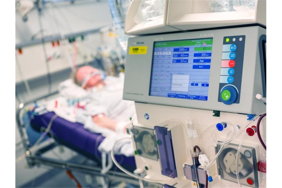 Entzündungshemmer hilft bei schwerem Covid-19-Verlauf Ein Patient mit schwerem Covid-19-Verlauf auf der Intensivstation eines Krankenhauses. Vorläufigen Studienergebnissen zufolge könnte ein Entzündungshemmer die Sterberate bei schweren Covid-19-Verläufen senken. Foto: Peter Kneffel/dpa