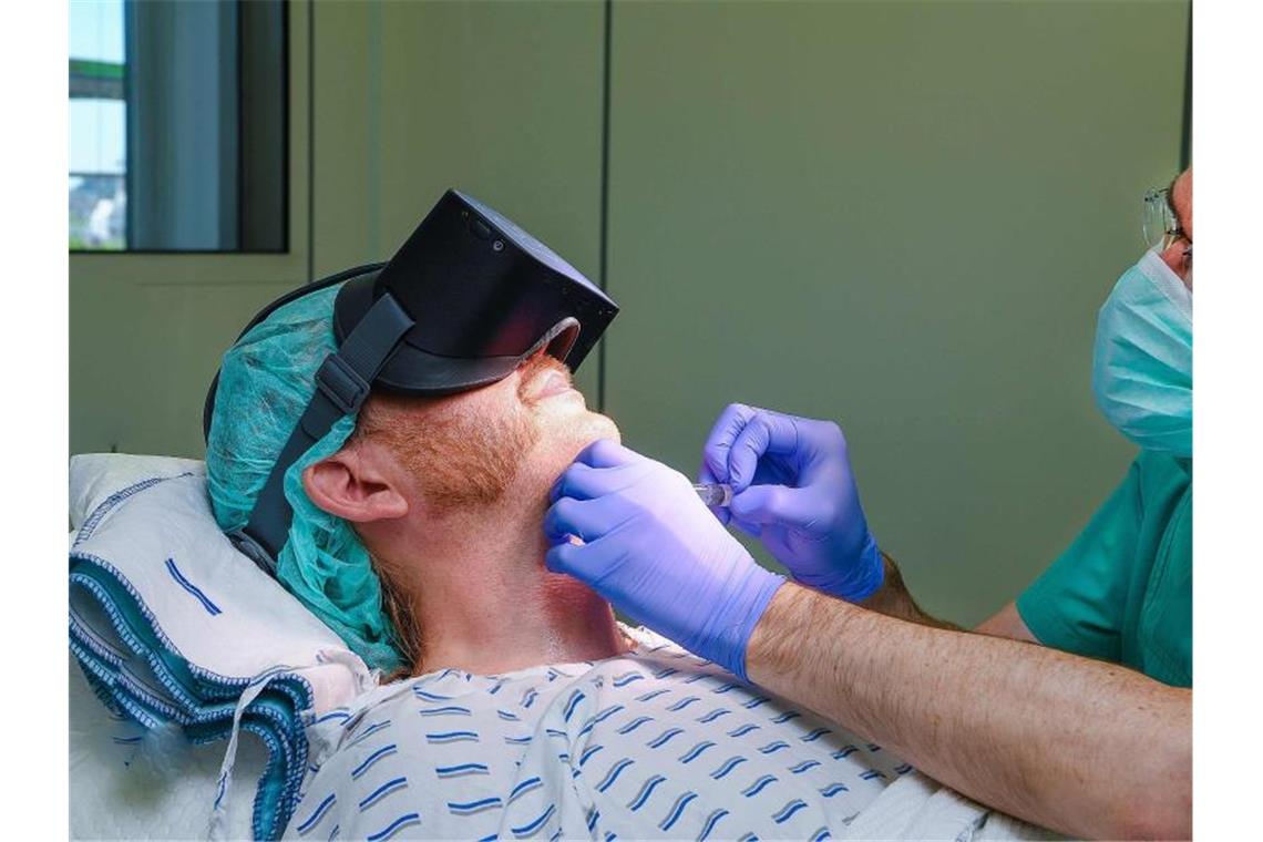 Während der OP ins All fliegen: Uniklinik testet VR-Brillen Ein Patient trägt bei einem Eingriff eine Virtual-Reality Brille. Foto: Martina Dach/Universitätsklinikum Ulm/dpa