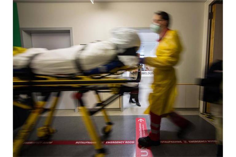 Ein Patient wird durch Sanitäter direkt in die Notaufnahme gebracht. Foto: Andreas Arnold/Illustration